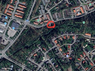 Joen uoman ylittävä kävelysilta Palojoentien viereen.
